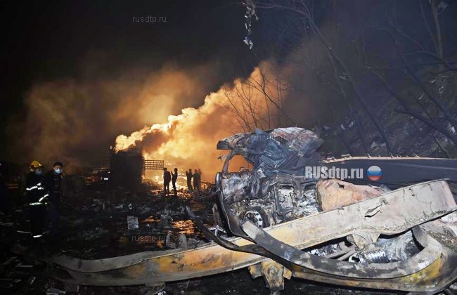 Грузовик с горючими материалами взорвался на магистрали в Китае. Погибли 5 человек