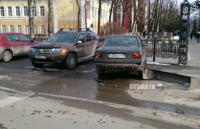 В Воронеже пьяный водитель «скорой» протаранил 7 припаркованных машин