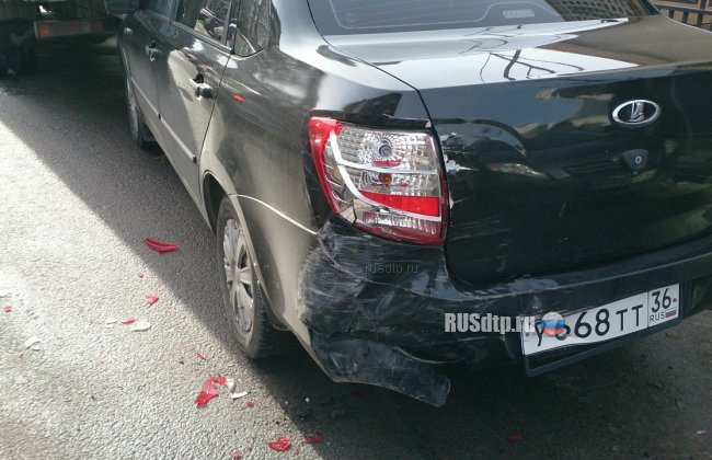 В Воронеже пьяный водитель «скорой» протаранил 7 припаркованных машин