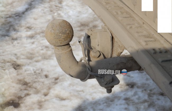 На Урале автомобиль несколько кварталов тащил ребенка, зацепившегося капюшоном за фаркоп