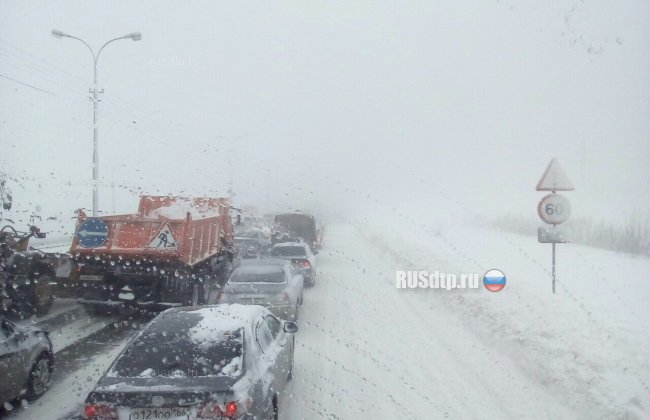 Около 15 автомобилей столкнулись из-за непогоды под Сургутом
