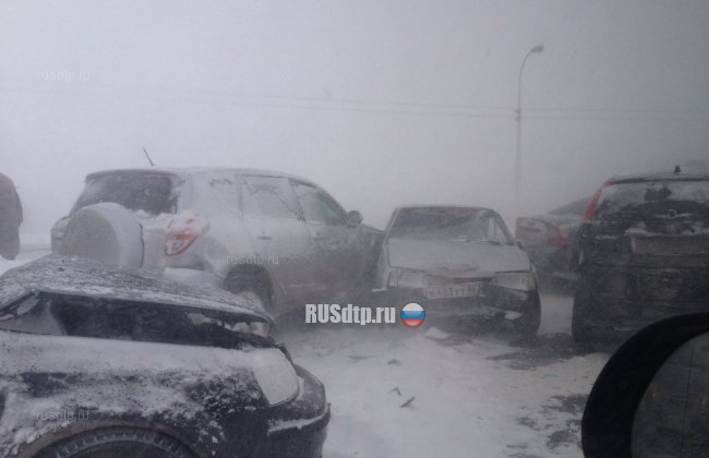 Около 15 автомобилей столкнулись из-за непогоды под Сургутом