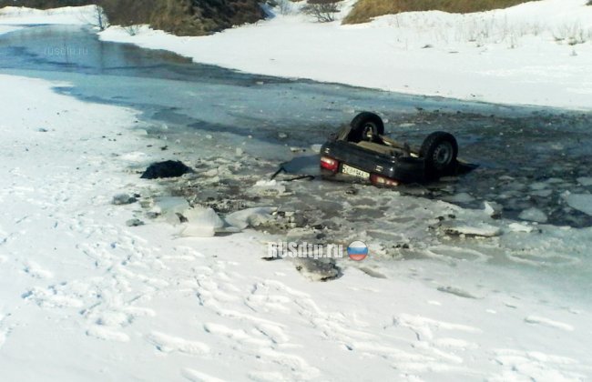 В Чувашии машина с пьяными рыбаками провалилась под лёд. Двое погибли