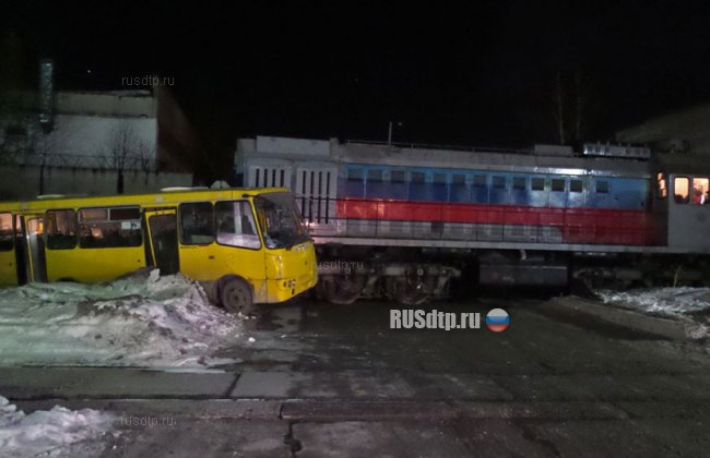 Автобус столкнулся с тепловозом в Екатеринбурге