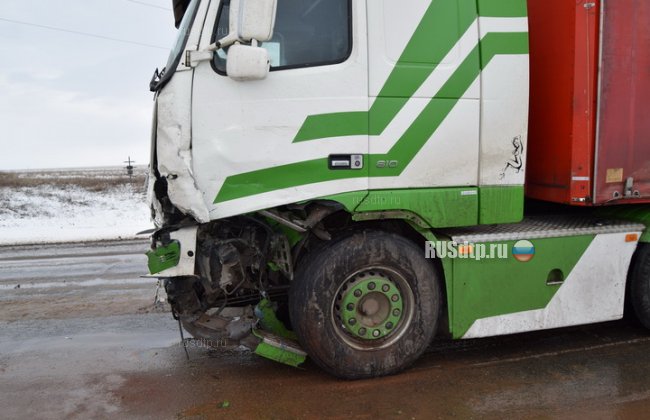Один человек погиб при столкновении УАЗа с фурой в Оренбургской области