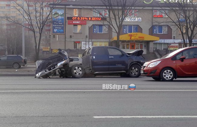 В Петербурге пьяный угонщик разбил «Toyota Tundra» и пытался сбежать с места ДТП