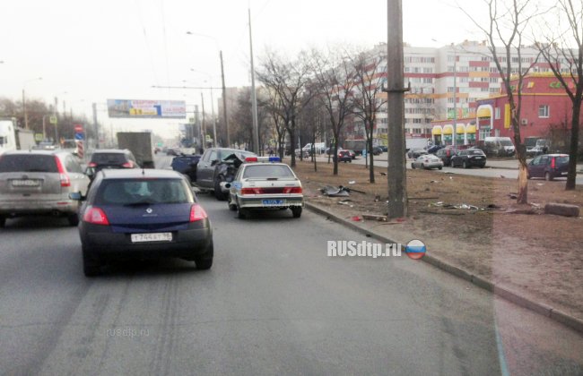 В Петербурге пьяный угонщик разбил «Toyota Tundra» и пытался сбежать с места ДТП