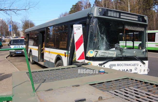 Автобус наехал на препятствие в Зеленограде. Пострадали три человека