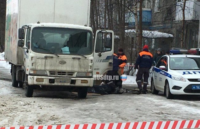 В Мурманске выезжавший после разгрузки Хендай раздавил женщину