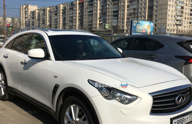 В Петербурге у супругов угнали только что купленный ими автомобиль Infiniti