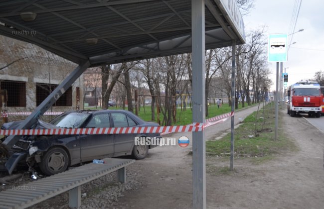 В Ростове-на-Дону пьяный водитель врезался в остановку, сбив женщину с ребенком