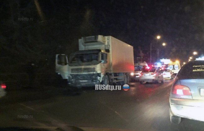 Парень с девушкой погибли под встречным грузовиком в Томске