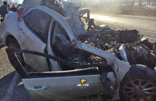 Девушка-водитель погибла в жутком ДТП на автодороге в Новосибирской области