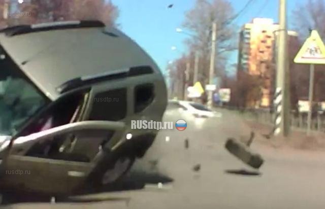 Водитель Renault умер в реанимации после массового ДТП в Кировске