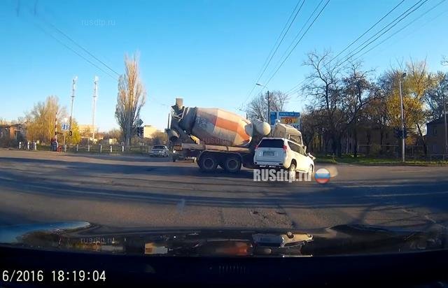 ДТП с бетономешалкой в Таганроге попало на видео