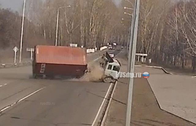 В Новокузнецке грузовик врезался в стелу