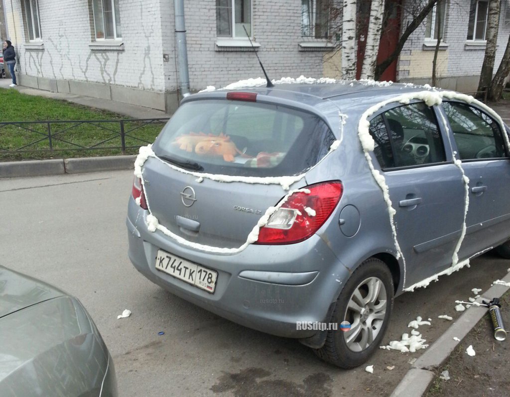 В Петербурге хулиганы залили монтажной пеной припаркованный во дворе  автомобиль