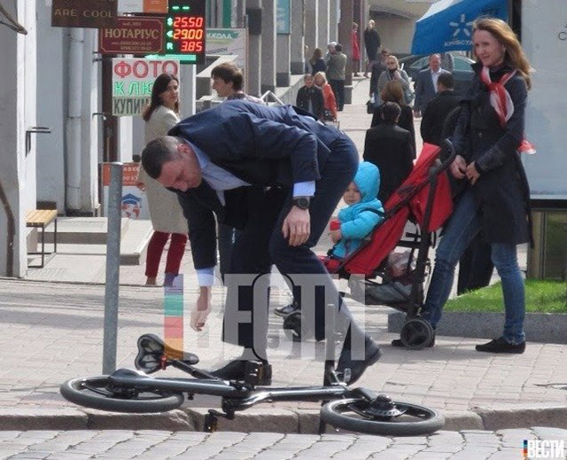 Виталий Кличко по дороге на работу упал с велосипеда