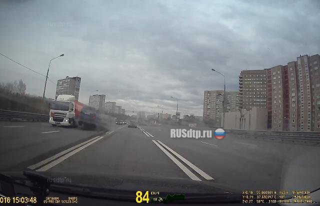 Видео лобового столкновения на Ярославском шоссе в Москве