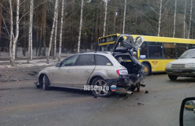 Видеорегистраторы засняли полет Ауди в Ижевске