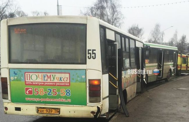 7 человек пострадали в ДТП с участием двух автобусов на Октябрьском мосту в Ярославле