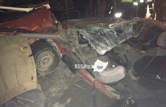 Хонда уничтожилась об столб в Барнауле. Погиб пассажир и трое пострадали
