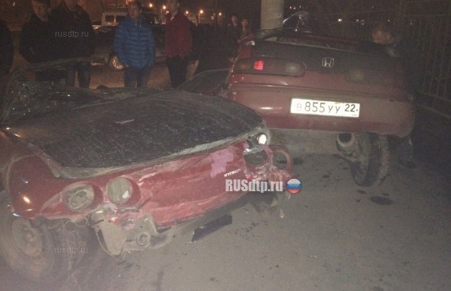Хонда уничтожилась об столб в Барнауле. Погиб пассажир и трое пострадали