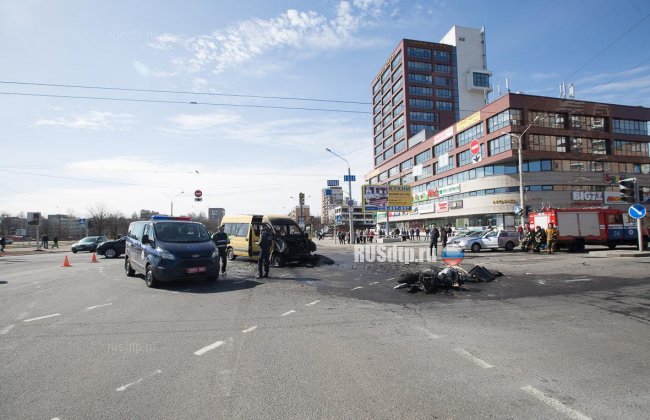 В Минске мотоцикл cтолкнулся с микроавтобусом. Погибли 2 человека