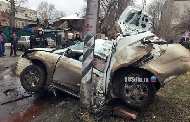 Водитель «Hyundai» погиб, врезавшись в столб в Саратове