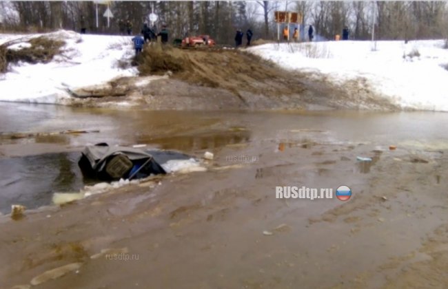 В Кировской области УАЗ с людьми провалился под лёд. Никто не выжил