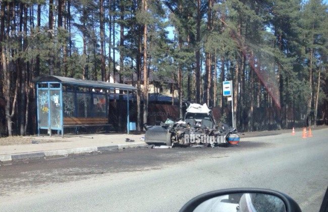 Легковушка влетела под встречный автобус на Колтушском шоссе. Погиб водитель