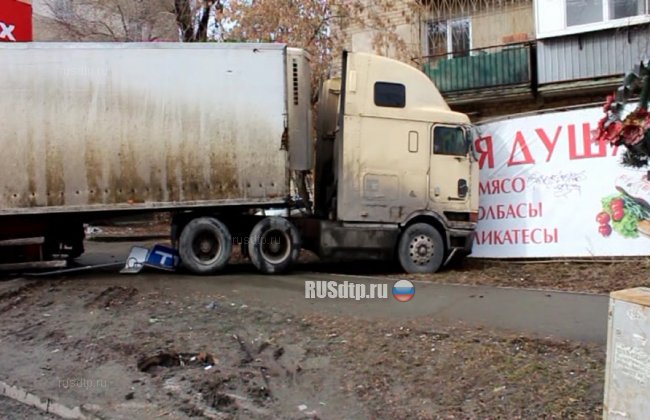 В Челябинске грузовик с отказавшими тормозами протаранил 12 машин и врезался в стену дома