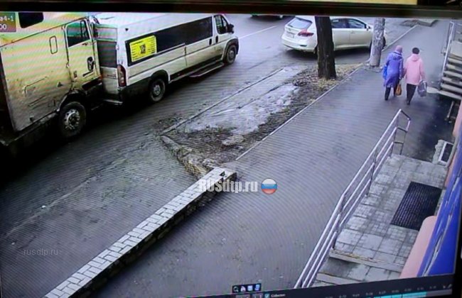 В Челябинске грузовик с отказавшими тормозами протаранил 12 машин и врезался в стену дома