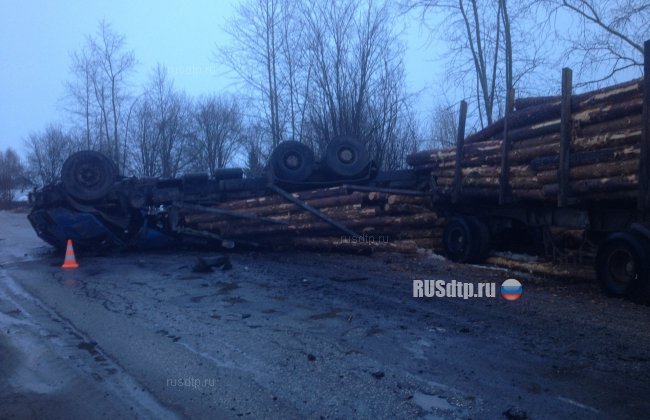 Груженный лесовоз опрокинулся на автодороге в Коми. Погиб пассажир