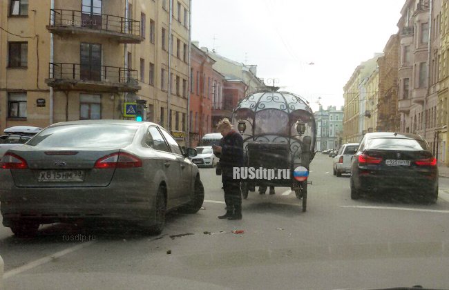 Автомобиль столкнулся с каретой в Санкт-Петербурге