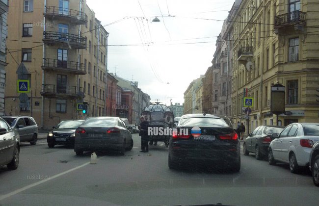 Автомобиль столкнулся с каретой в Санкт-Петербурге