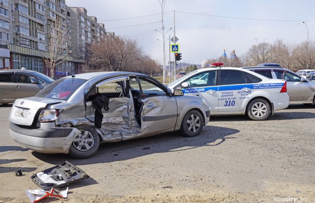 В Комсомольске-на-Амуре пьяный водитель, скрываясь от полиции, столкнулся с учебной машиной