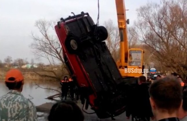 В Липецкой области водитель ВАЗа сбил рыбака и погиб, утонув в пруду
