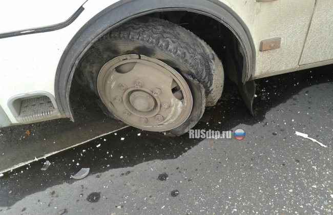 В Ивановской области уснувший водитель грузовика столкнулся со школьным автобусом