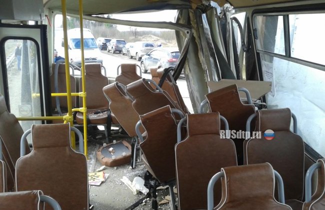 В Ивановской области уснувший водитель грузовика столкнулся со школьным автобусом
