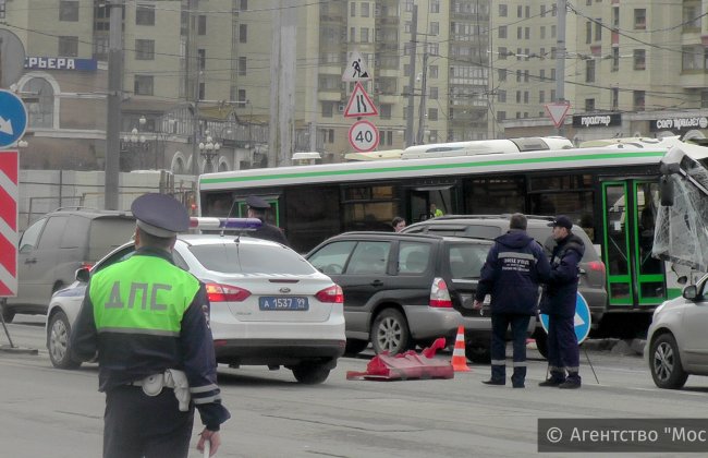 В Москве потерявший сознание водитель автобуса протаранил семь автомобилей