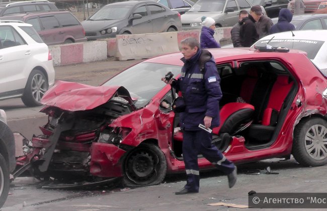 В Москве потерявший сознание водитель автобуса протаранил семь автомобилей