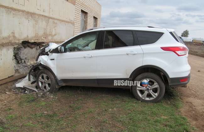 В Оренбургской области водитель «Форда» погиб, врезавшись в стену гаража