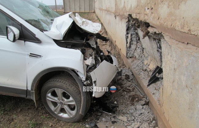 В Оренбургской области водитель «Форда» погиб, врезавшись в стену гаража