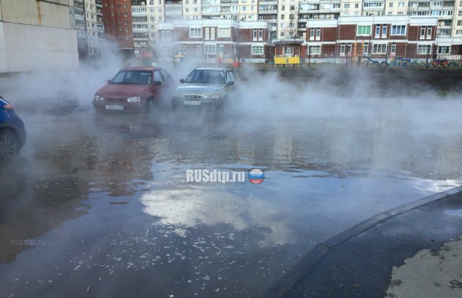 Более 20 машин оказались в кипятке из-за прорыва теплотрассы на Шлиссельбургском проспекте
