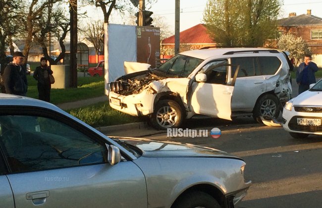 В Таганроге КАМАЗ без «тормозов» столкнулся с внедорожником и врезался в стену дома