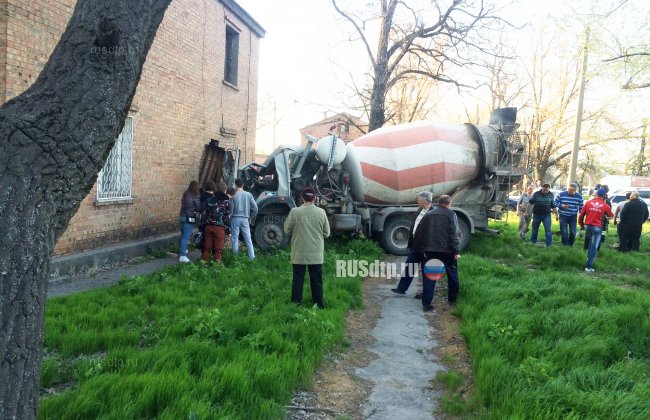 В Таганроге КАМАЗ без «тормозов» столкнулся с внедорожником и врезался в стену дома