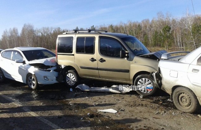 26 автомобилей столкнулись на трассе в Омской области