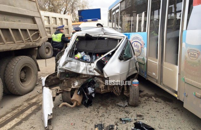 В Самаре неисправный автобус протаранил пять автомобилей