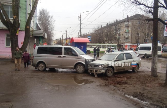 В Кирове пьяный водитель разбил пять машин